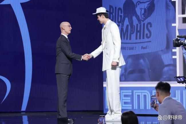 媒体：杨瀚森成今年NBA选秀最大黑马 青岛队怎么办？