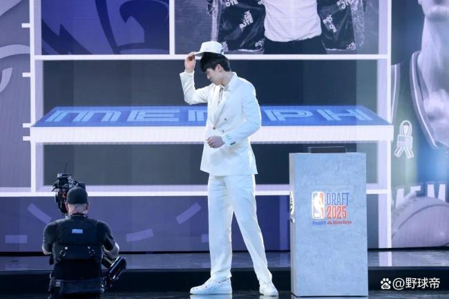 媒体:杨瀚森成今年NBA选秀最大黑马 青岛队怎么办?