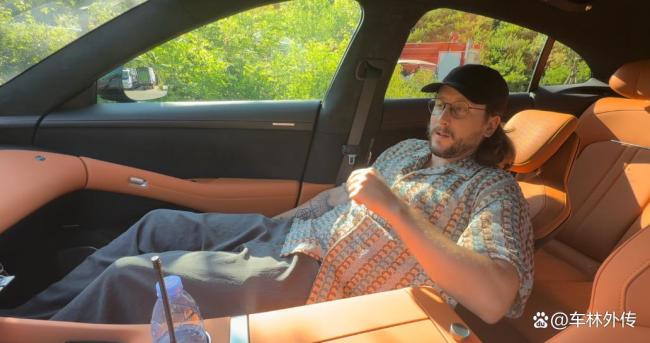 小米YU7首发试驾测试 海外好评如潮