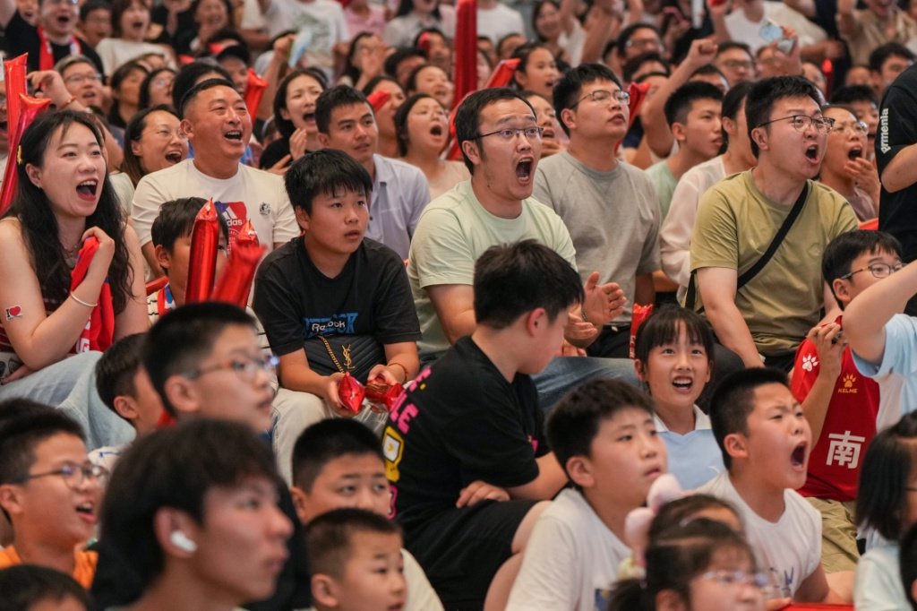 6月29日，市民、球迷在南通市内一处商场观看比赛直播，为球队加油呐喊。新华社 图