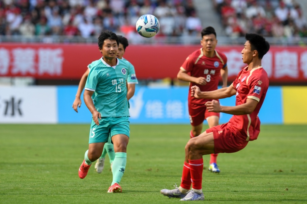 6月15日，镇江队球员许俊杰（左一）在2025江苏省城市足球联赛第四轮镇江队和徐州队的比赛中。新华社 图