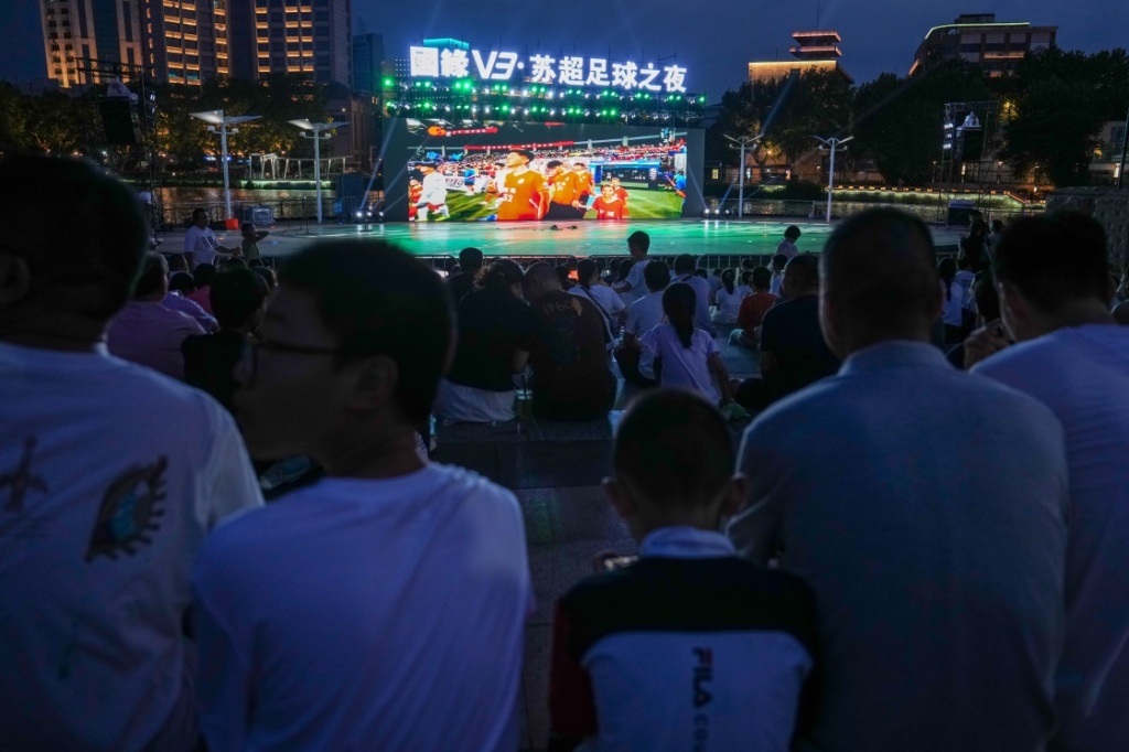 6月29日，市民、球迷在南通环西文化广场观看比赛直播。新华社 图